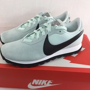 Women’s Nike pre love ox shoes $80 green black new